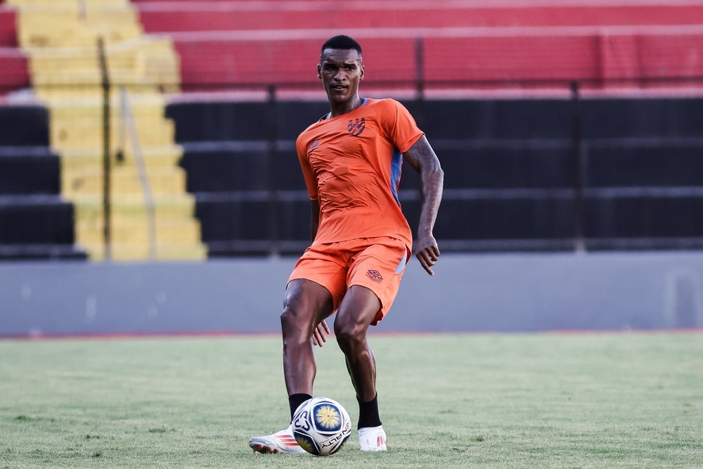 Matheus Alexandre celebra acordo com o Sport em negociação milionária (Foto: Paulo Paiva/Sport)