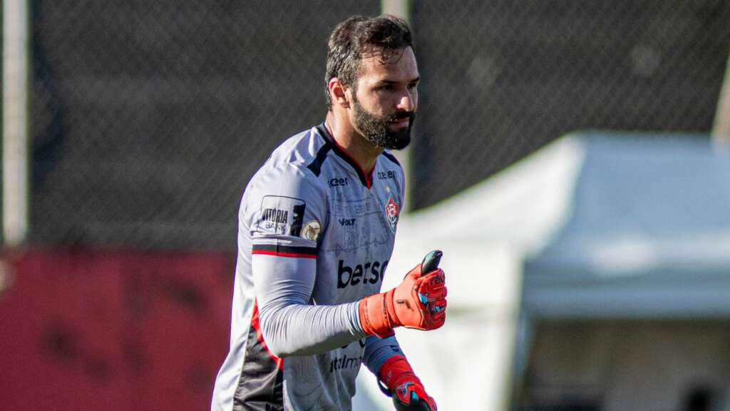 Náutico anuncia chegada de Muriel e saída de Douglas Borges