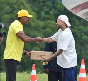 Neymar chega ao Brasil para assinar com o Santos e ser apresentado com festa na Vila Belmiro