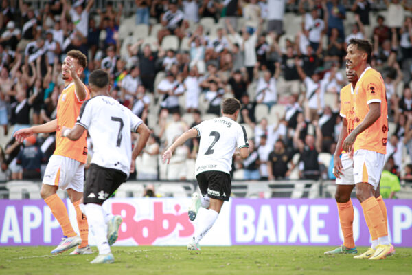 Paulinho celebra primeiro gol no profissional do Vasco 1