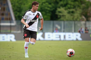 Joia da base celebra primeiro gol no profissional do Vasco: 