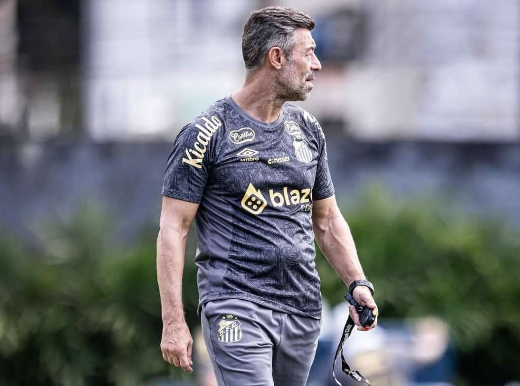 Pedro Caixinha apresenta ideias de jogo ao elenco do Santos