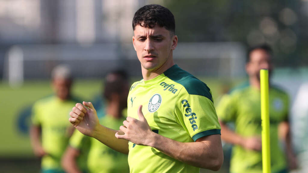Piquerez participa de treino do Palmeiras na Academia de Futebol