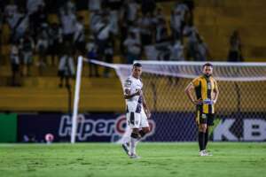 Lateral da Ponte Preta celebra vitória na estreia do Paulistão: 