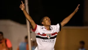 Ryan Francisco define vitória do São Paulo e dedica gol à família: 'Estou realizando um sonho'