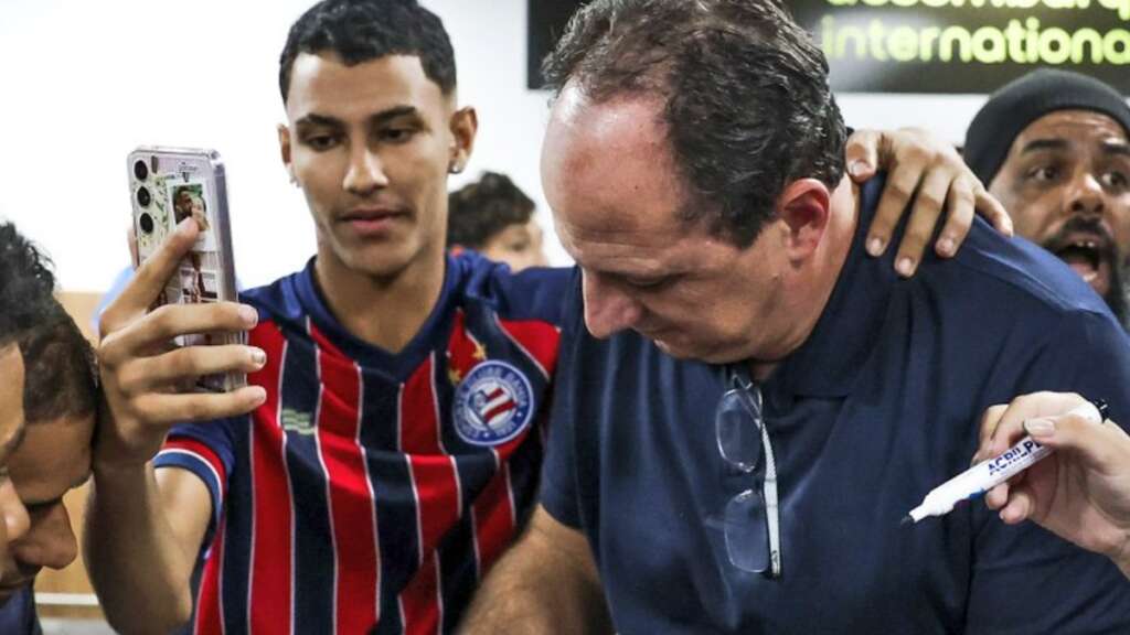 Delegação do Bahia desembarca em Salvador após pré-temporada na Espanha (Foto: Rafael Rodrigues/ECB)