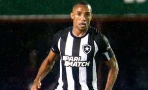 Lateral do Botafogo confirma pedido por aumento nas premiações, mas nega ter sido 25%