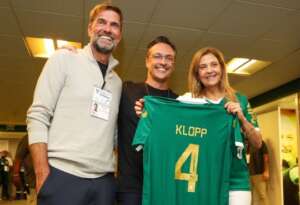 Klopp 'toma banho' no campo do Allianz e ganha camisa de Leila