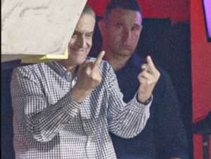 Que feio! Presidente do Athletico-PR mostra o dedo do meio para a própria torcida. VÍDEO