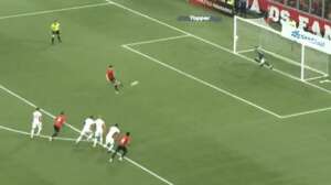 Goleiro do Paraná comemora defesa de pênalti, mas sofre gol. Vídeo!