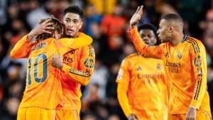 Vini Jr. é expulso, mas Real vira sobre o Valencia e assume a liderança do Espanhol