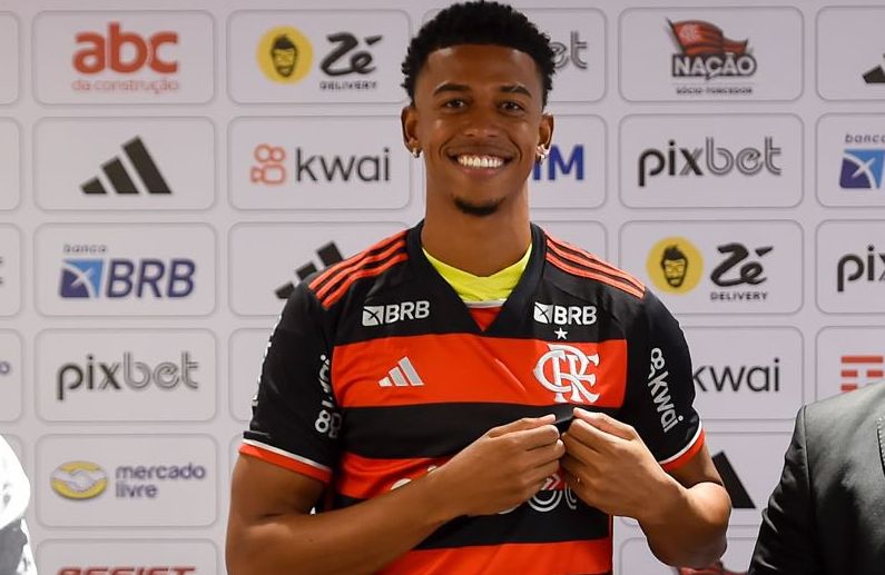 Flamengo afasta artilheiro do Carioca e mais 4