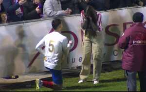 Jogador do Barbastro pede noiva em casamento no gramado após derrota para o Barcelona