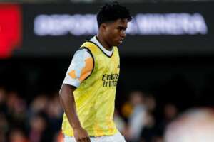 Jornal cita 'seca de gols' de Endrick e compara situação do atacante com a de Vitor Roque