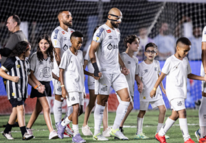 Atacante sente dores e vira dúvida no Santos para encarar o Velo Clube