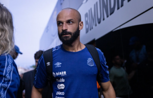 Atacante do Santos fratura o nariz e jogará contra o Palmeiras com protetor