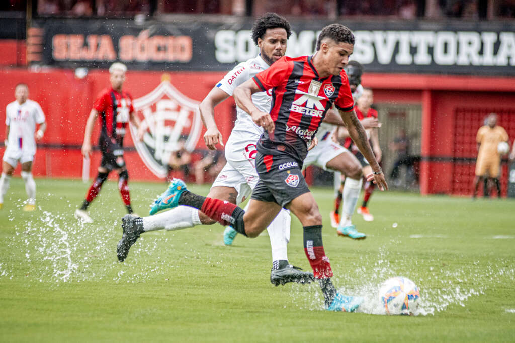 BAIANO: Vitória tropeça em casa em dia marcado por chuva e polêmicas de arbitragem (Foto: Victor Ferreira/ECV)