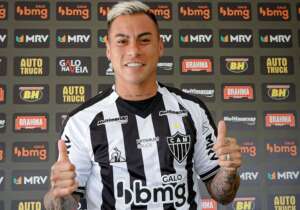 Vitória encaminha contratação do atacante Eduardo Vargas