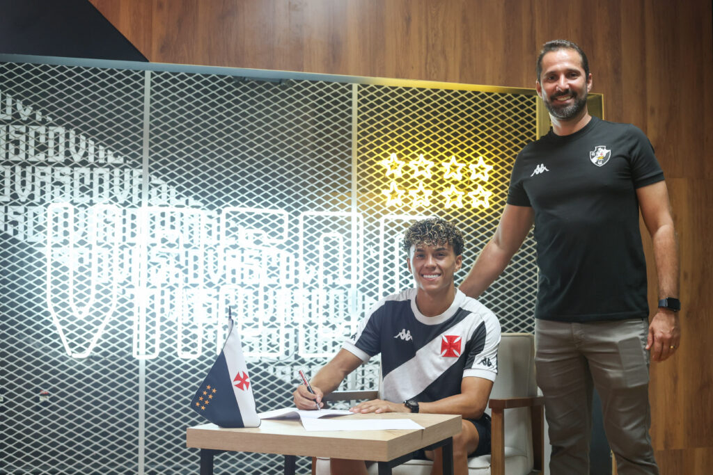 Vasco renova contrato com promessa da base