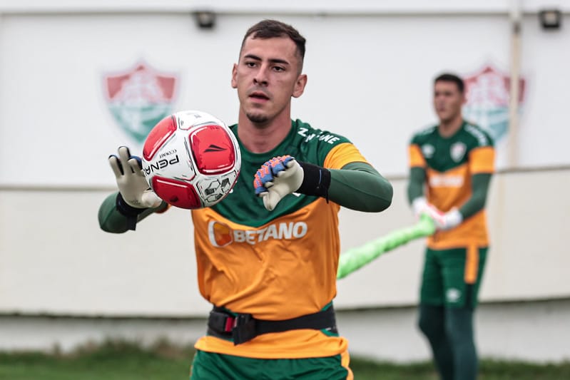 Fluminense renova o contrato do goleiro Vitor Eudes