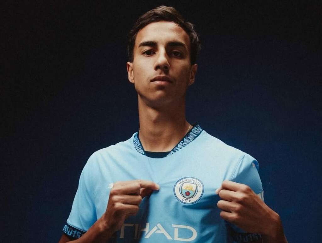 Elogiado por Guardiola, Vitor Reis pode estrear no Manchester City