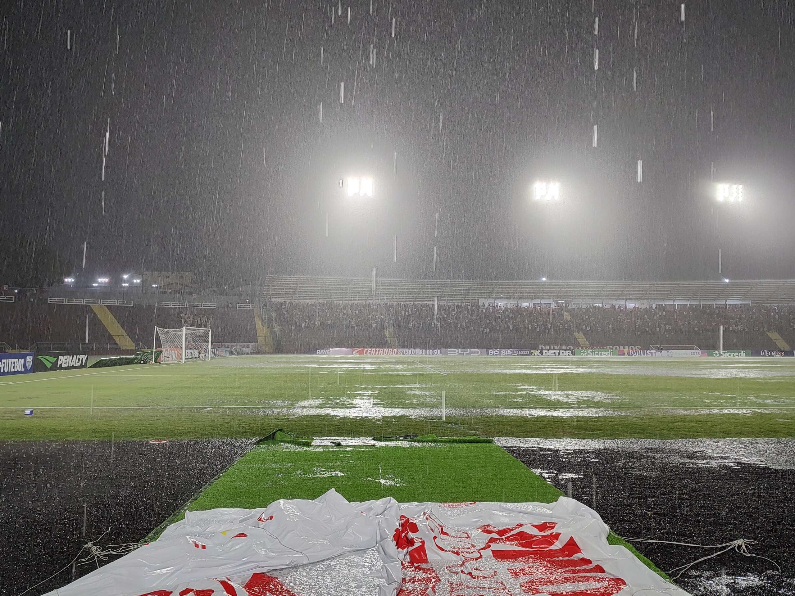 Partida entre Noroeste e Botafogo-SP é paralisada após forte chuva