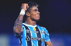 Monsoon 0 x 3 Grêmio - Teve invasão de cachorro, gol de calcanhar e show de Arezo