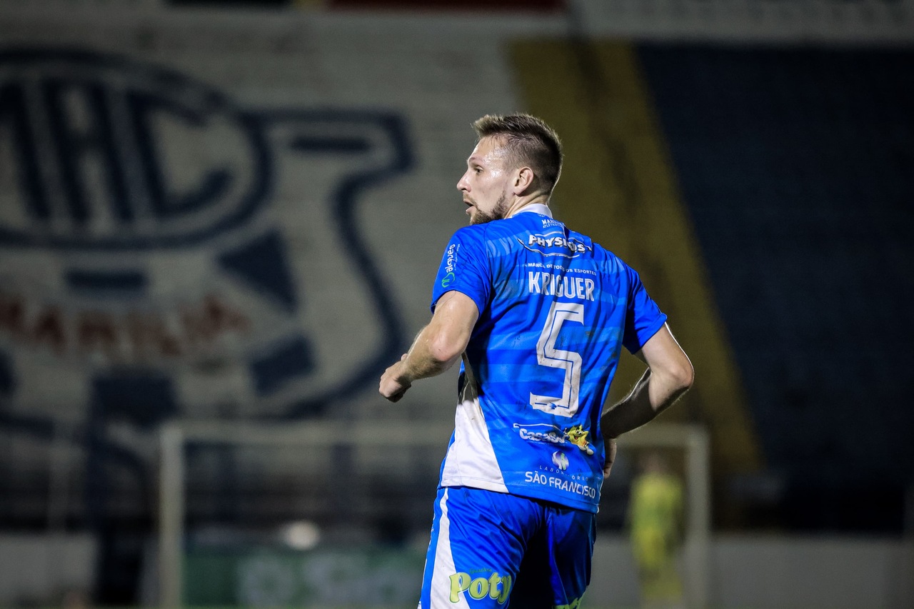 Volante Kriguer se machucou contra a Itapirense, no meio de semana passado (Foto: Matheus Dahsan)