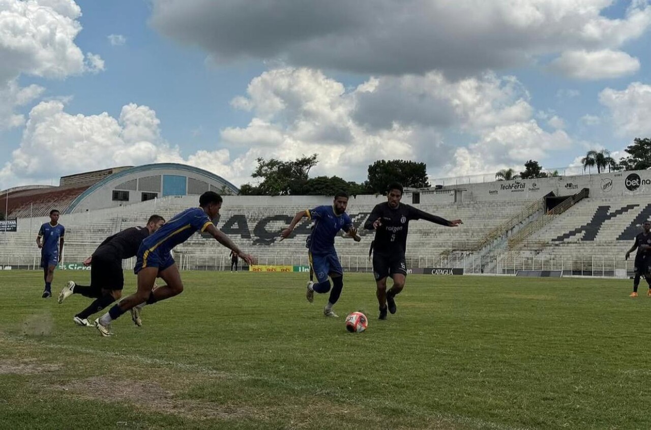 Amistoso aconteceu na manhã desta quinta-feira (9), no estádio Barão de Serra Negra (Foto: Divulgação / Lemense)