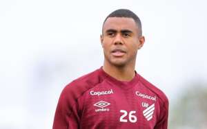 Contratado pelo Bahia, volante ex-Athletico-PR desembarca em Salvador