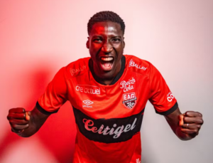 Volante de time francês evita roubo de celular na saída de hotel