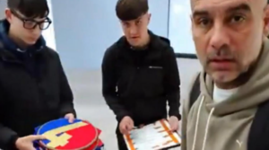 Guardiola se irrita e discute com torcedores que pediam autógrafos