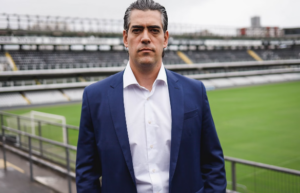Santos formaliza saída de Paulo Bracks um mês após anunciar novo CEO