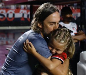 Zubeldía freia 'oba-oba' após vitória e pede calma com campeões da Copinha