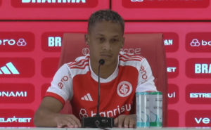 Internacional apresenta Vitinho para contrato de seis meses: 'Sei o que fazer para permanecer'
