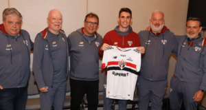 Oscar é apresentado pelo São Paulo e nega mágoa após saída conturbada: 'Sempre recebi carinho'