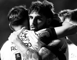 Yuri Alberto e Romero publicam foto juntos após disputa por cobrança de pênalti