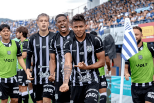 Meia do Figueirense comemora gol no clássico: 