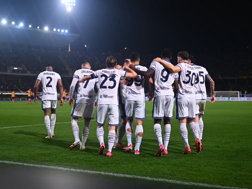 Inter de Milão goleia o Lecce e pressiona o líder Napoli
