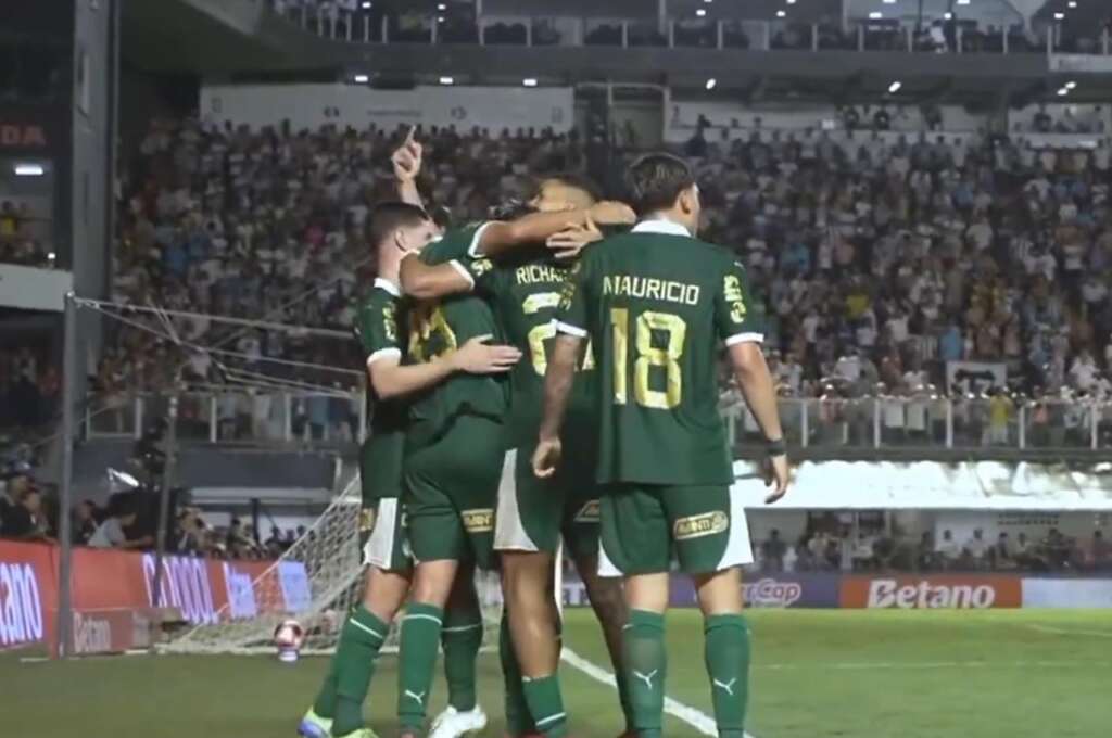 Jogador do Palmeiras faz gesto obsceno no clássico com o Santos