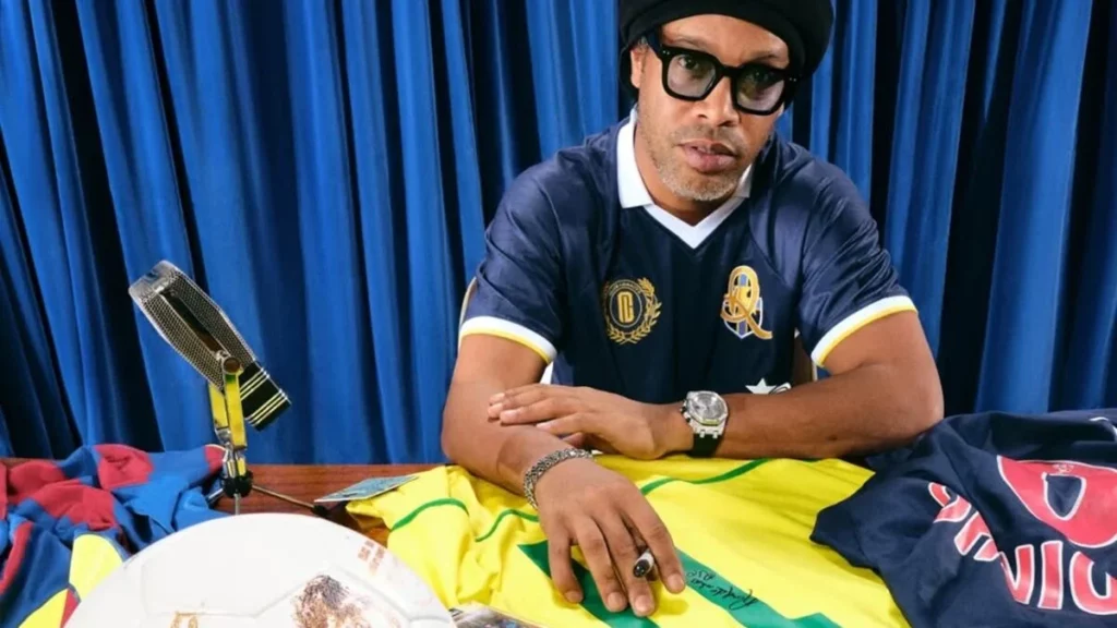 Em live oficial, Ronaldinho Gaúcho apresenta Manual do Bruxo