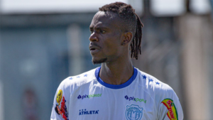 Zagueiro nigeriano comemora invencibilidade do Monte Azul na A3