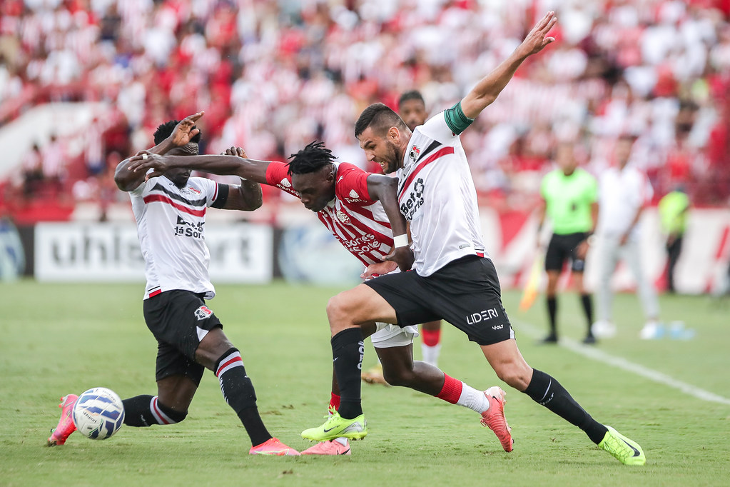 Itamar Schülle explica internamento após derrota do Santa Cruz: "Não foi em função do jogo" 3 Santa Cruz Itamar Schülle derrotado Náutico