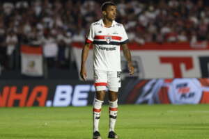 Luiz Gustavo sofre fratura no pé em jogo com Cruzeiro e desfalca São Paulo por cerca de 40 dias