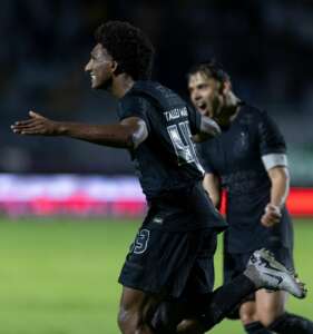 Talles Magno vibra com 'dor de cabeça boa' por vaga no Corinthians