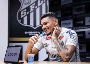 Tiquinho Soares evita promessas no Santos e revela ansiedade para jogar com Neymar