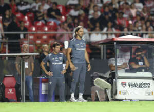 Zubeldía vê São Paulo competitivo até o gol e lamenta futebol com um a mais: 'Serve de lição'
