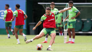 Abel reforça treino de finalizações no Palmeiras antes de enfrentar o Água Santa