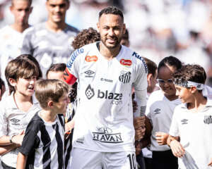 Caixinha faz elogios, mas evita confirmar Neymar como titular do Santos em clássico