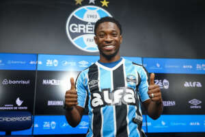 Amuzu assume camisa 9 do Grêmio e promete 'dar a vida em campo'